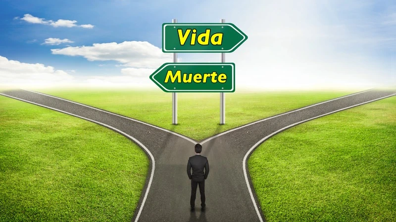 Hombre-eligiendo-entre-dos-caminos